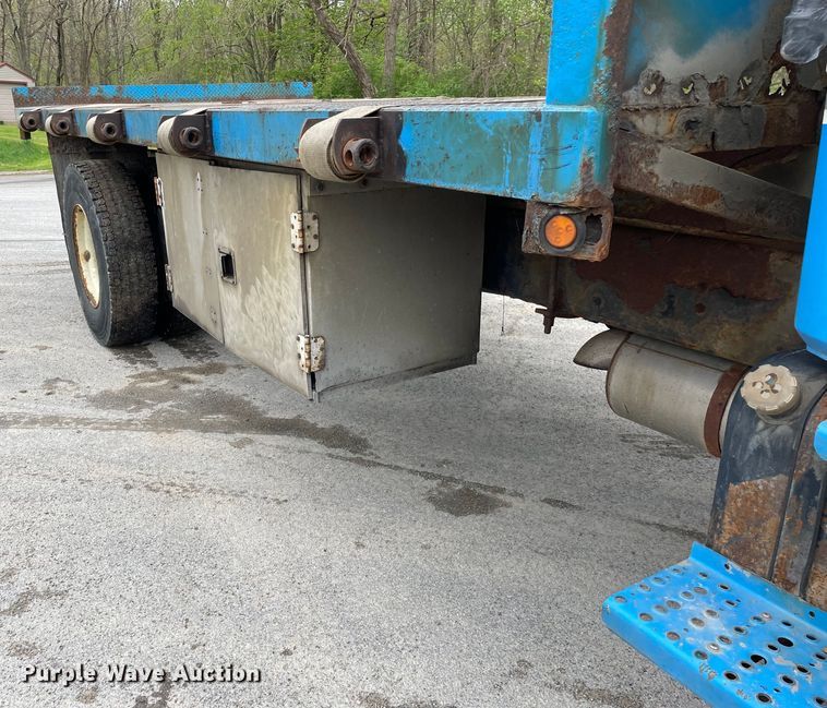 image for item OG9903 2001 Freightliner  FL70 flatbed truck