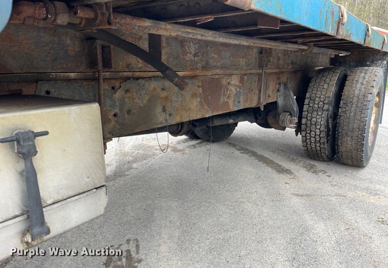 image for item OG9903 2001 Freightliner  FL70 flatbed truck