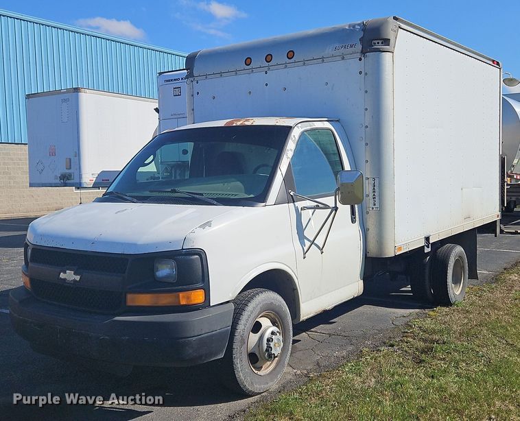 image for item OK9851 2004 Chevrolet  Express 3500 box truck
