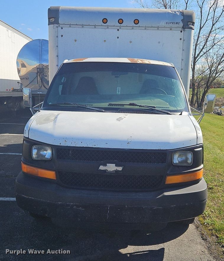 image for item OK9851 2004 Chevrolet  Express 3500 box truck