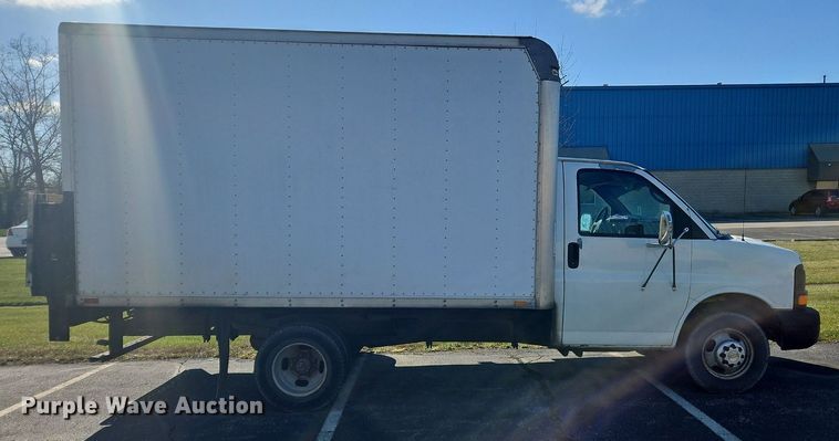 image for item OK9851 2004 Chevrolet  Express 3500 box truck