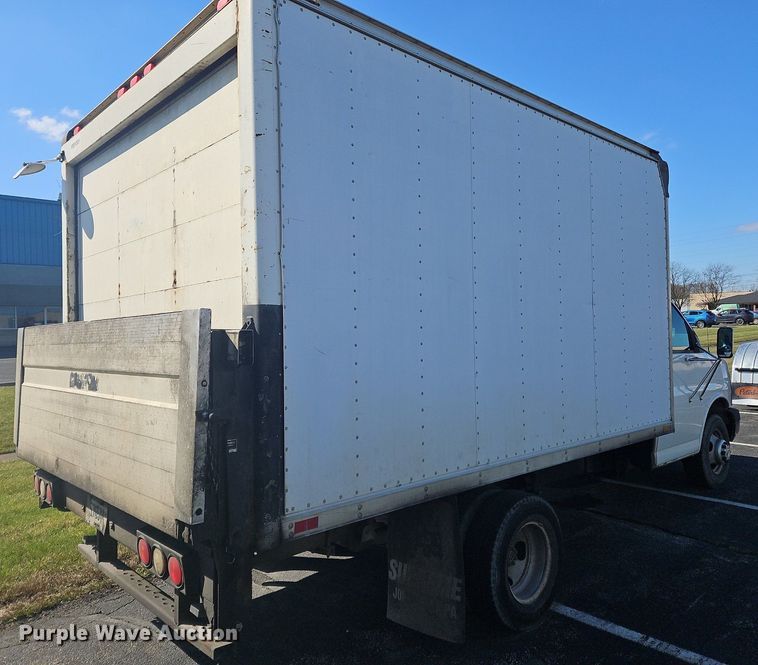 image for item OK9851 2004 Chevrolet  Express 3500 box truck