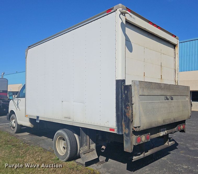 image for item OK9851 2004 Chevrolet  Express 3500 box truck