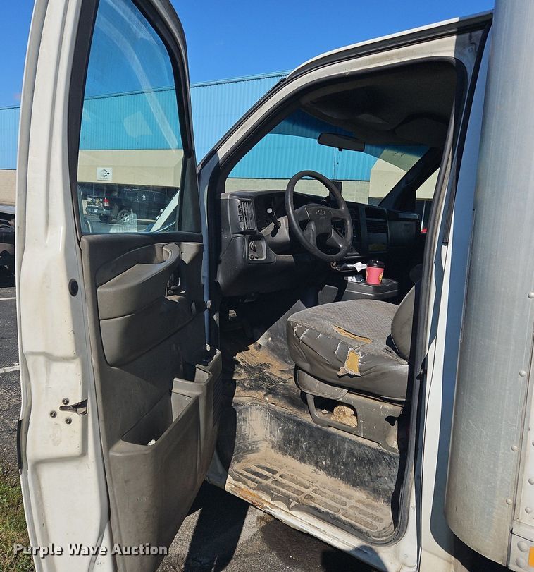 image for item OK9851 2004 Chevrolet  Express 3500 box truck