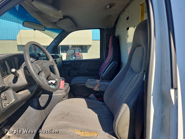 image for item OK9851 2004 Chevrolet  Express 3500 box truck