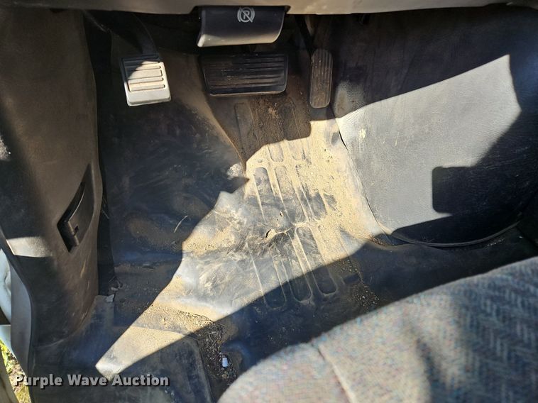 image for item OK9851 2004 Chevrolet  Express 3500 box truck