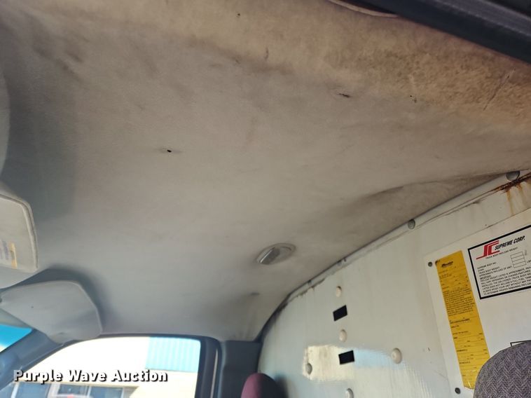 image for item OK9851 2004 Chevrolet  Express 3500 box truck