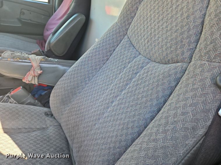 image for item OK9851 2004 Chevrolet  Express 3500 box truck