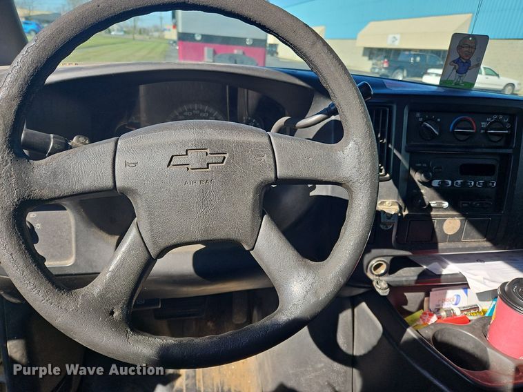 image for item OK9851 2004 Chevrolet  Express 3500 box truck