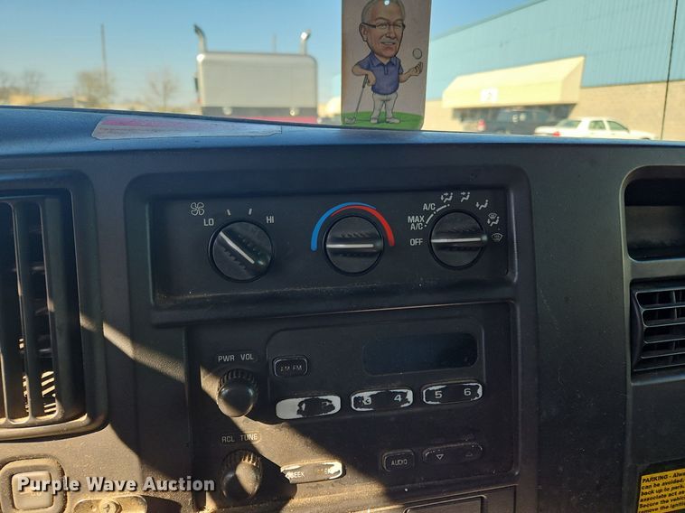 image for item OK9851 2004 Chevrolet  Express 3500 box truck