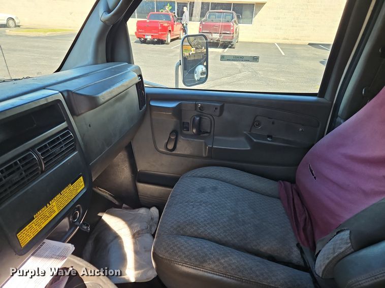 image for item OK9851 2004 Chevrolet  Express 3500 box truck