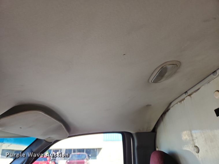 image for item OK9851 2004 Chevrolet  Express 3500 box truck