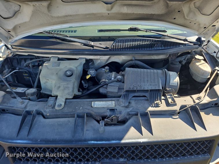 image for item OK9851 2004 Chevrolet  Express 3500 box truck