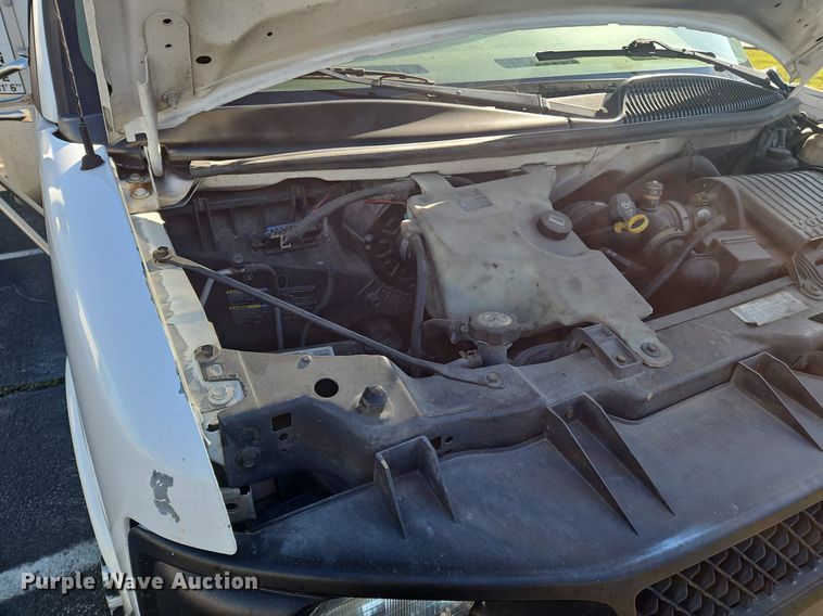 image for item OK9851 2004 Chevrolet  Express 3500 box truck