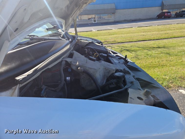 image for item OK9851 2004 Chevrolet  Express 3500 box truck