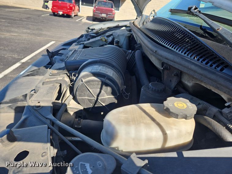 image for item OK9851 2004 Chevrolet  Express 3500 box truck