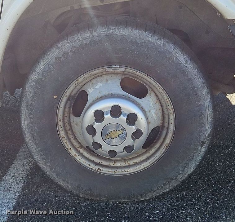 image for item OK9851 2004 Chevrolet  Express 3500 box truck