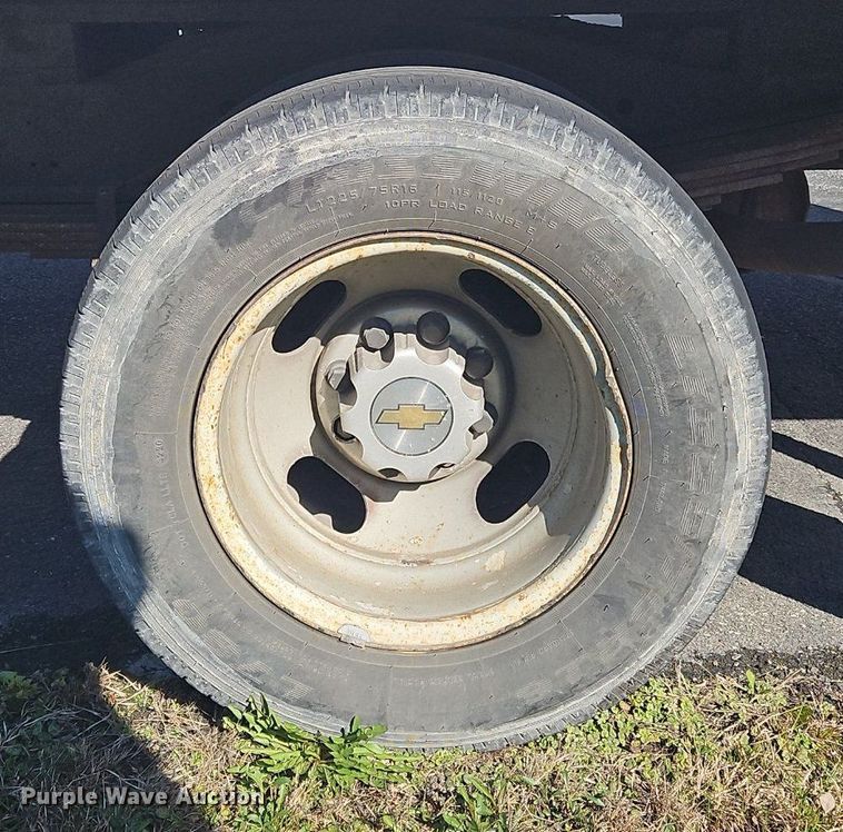 image for item OK9851 2004 Chevrolet  Express 3500 box truck