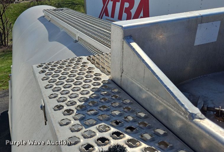 image for item OK9852 1997 Polar Tanks tank trailer