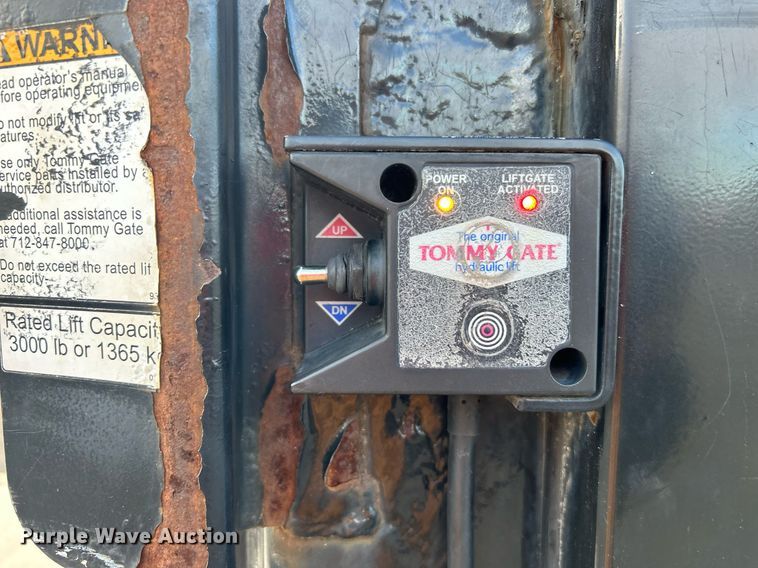 image for item OM9243 2016 Ford F650 Super Duty box truck