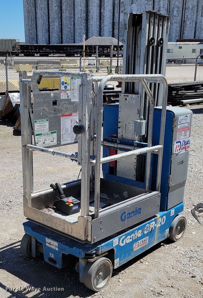 image for item DI3043 (2) Genie GR-20 vertical lifts