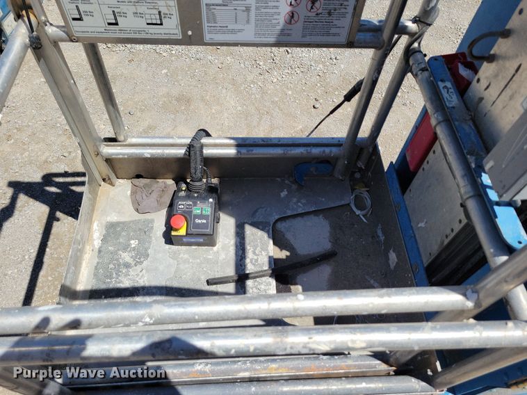 image for item DI3043 (2) Genie GR-20 vertical lifts