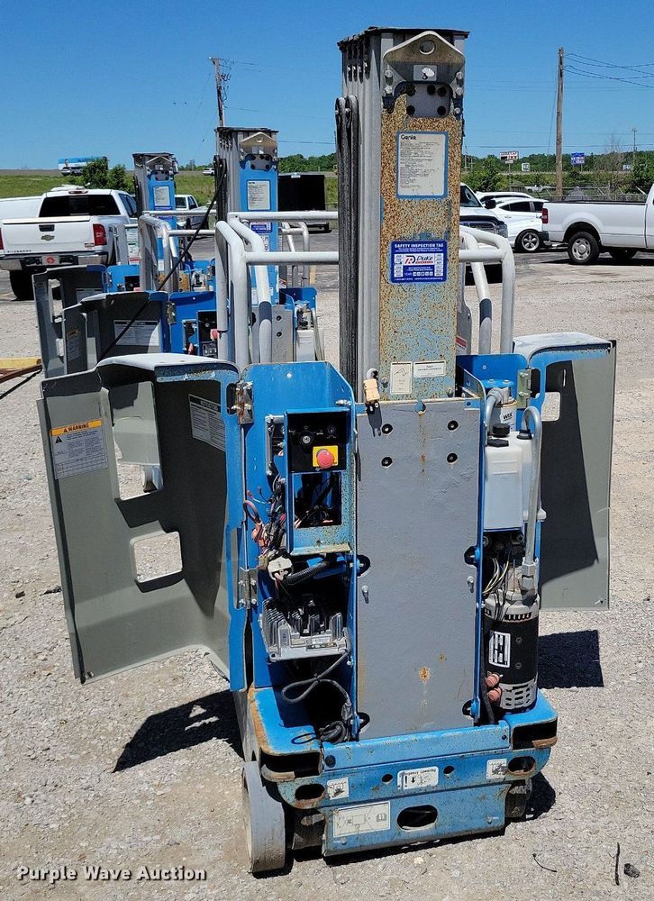 image for item DI3043 (2) Genie GR-20 vertical lifts