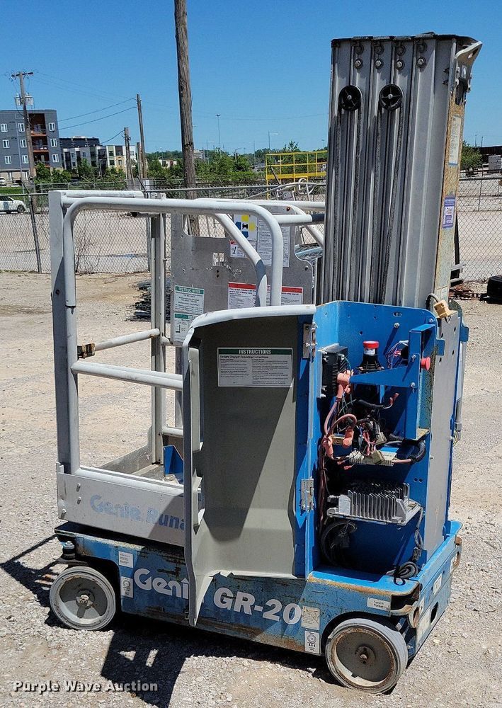 image for item DI3043 (2) Genie GR-20 vertical lifts