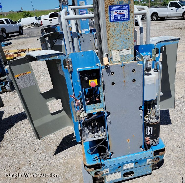 image for item DI3043 (2) Genie GR-20 vertical lifts