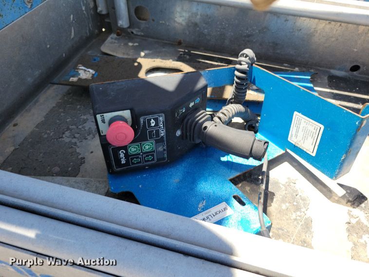 image for item DI3043 (2) Genie GR-20 vertical lifts