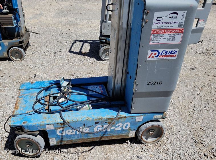 image for item DI3044 (2) Genie GR-20 vertical lifts