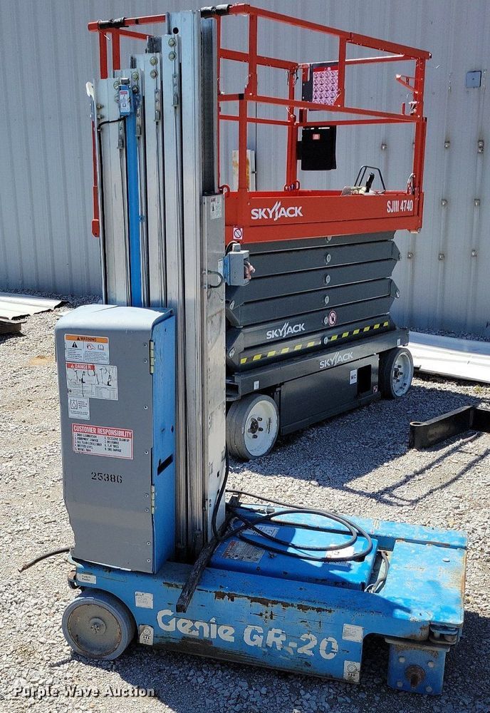 image for item DI3045 (2) Genie GR-20 vertical lifts