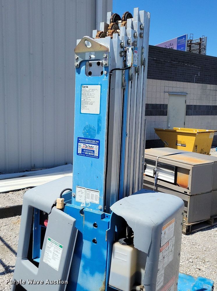 image for item DI3045 (2) Genie GR-20 vertical lifts