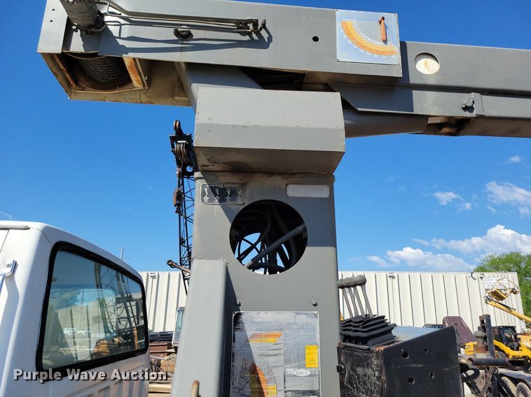 image for item DI3048 1990 Ford F800 crane truck