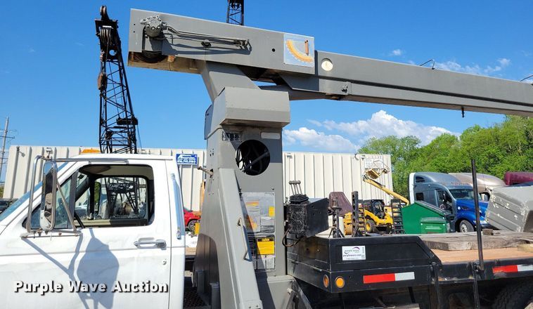 image for item DI3048 1990 Ford F800 crane truck