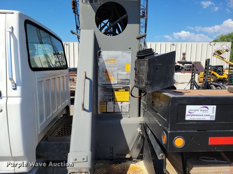 image for item DI3048 1990 Ford F800 crane truck