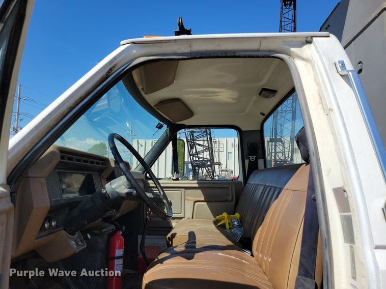 image for item DI3048 1990 Ford F800 crane truck