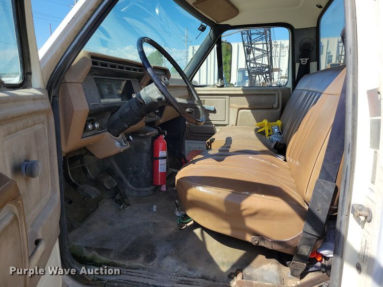 image for item DI3048 1990 Ford F800 crane truck