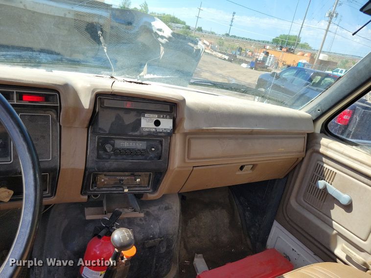 image for item DI3048 1990 Ford F800 crane truck