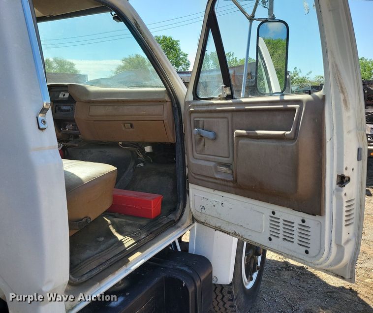 image for item DI3048 1990 Ford F800 crane truck