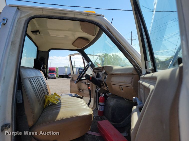 image for item DI3048 1990 Ford F800 crane truck