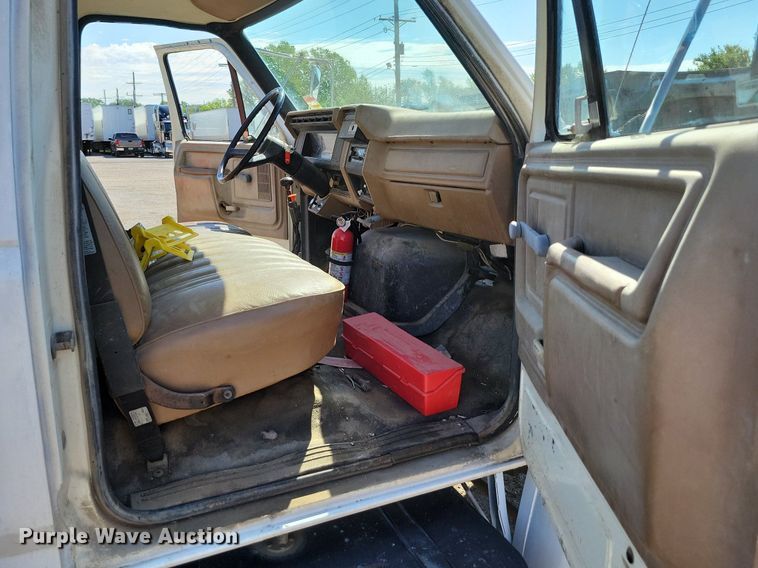 image for item DI3048 1990 Ford F800 crane truck