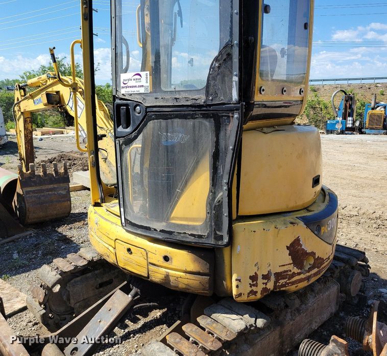 image for item DI3049 2002 Komatsu PC30MR-1 mini excavator
