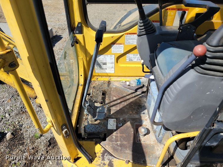 image for item DI3049 2002 Komatsu PC30MR-1 mini excavator