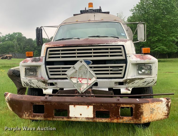 image for item DM7809 1992 Ford F700 oil distributor truck