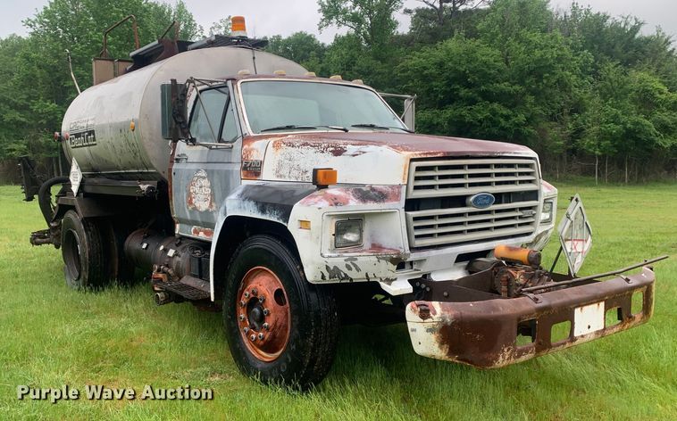 image for item DM7809 1992 Ford F700 oil distributor truck