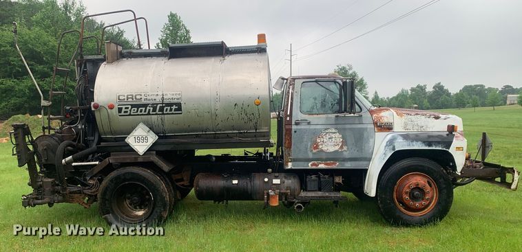 image for item DM7809 1992 Ford F700 oil distributor truck