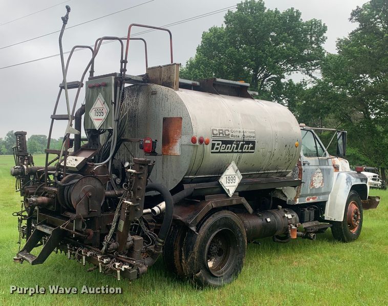 image for item DM7809 1992 Ford F700 oil distributor truck