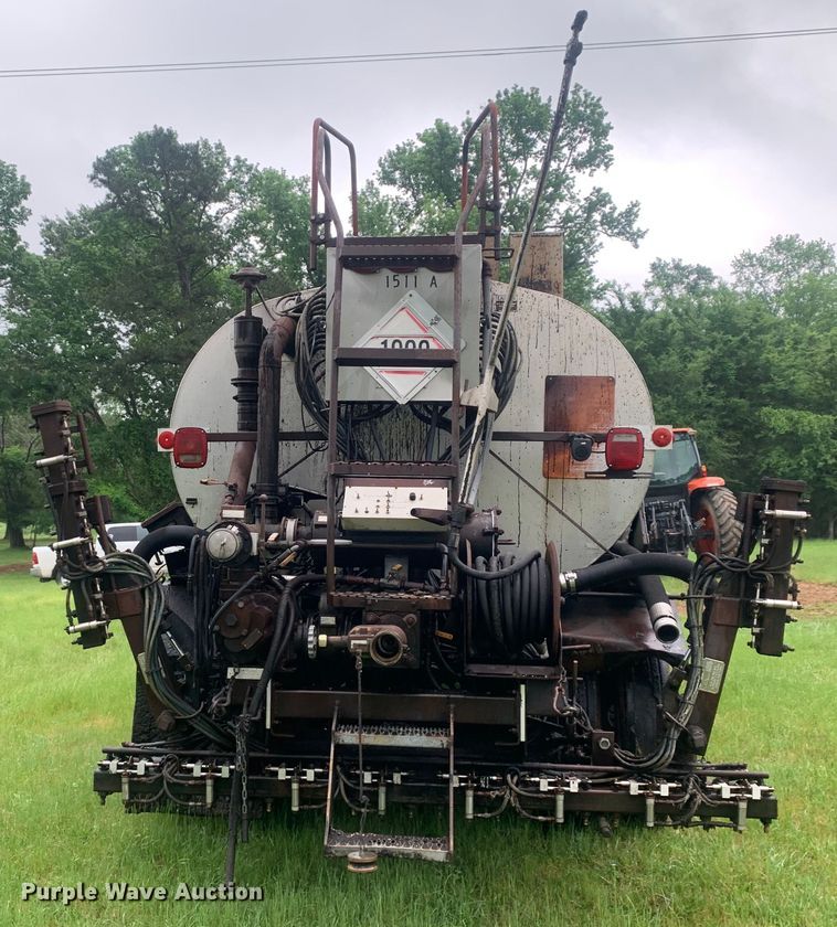 image for item DM7809 1992 Ford F700 oil distributor truck