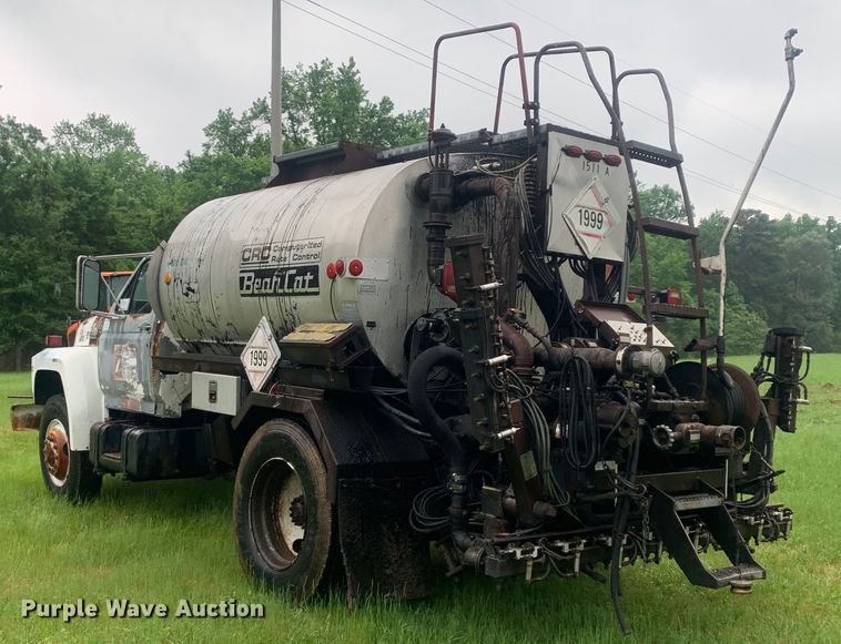 image for item DM7809 1992 Ford F700 oil distributor truck